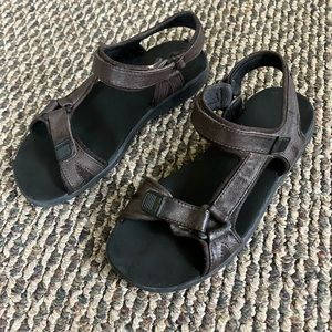 Eddie Bauer women’s sandals size 6M color brown new without box